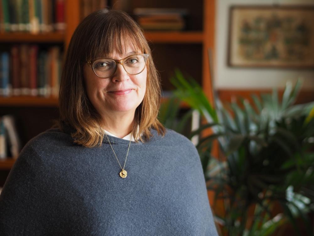 Mia Ingman poserar vid ett fönster.